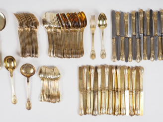 Vente aux enchères Partie de ménagère de style Louis XVI en vermeil, poinçon Minerve, à d