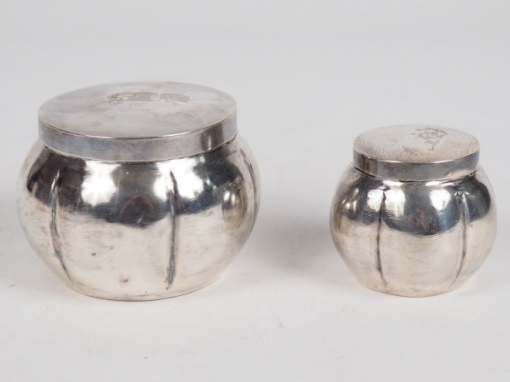 Suite de deux petites boites couvertes en argent étranger.  Poids. 93g