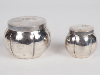 Vente aux enchères Suite de deux petites boites couvertes en argent étranger.  Poids. 93g