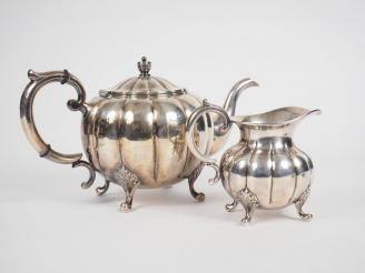 Vente aux enchères Théière et pot à lait en argent anglais 950, panse côtelée.  Poids. 10