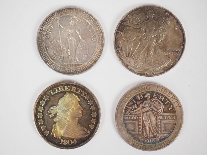 Lot comprenant :  - deux pièces de 1 Dollar en argent - une pièce d'1/