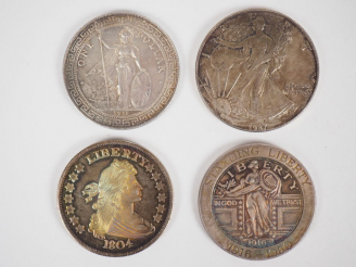 Vente aux enchères Lot comprenant :  - deux pièces de 1 Dollar en argent - une pièce d'1/