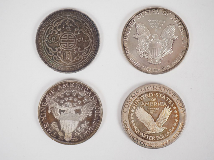 Lot comprenant :  - deux pièces de 1 Dollar en argent - une pièce d'1/
