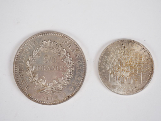Vente aux enchères Lot comprenant :  - une pièce de 50 Francs argent, 1979 - une pièce de