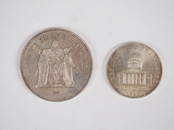 Lot comprenant :  - une pièce de 50 Francs argent, 1979 - une pièce de