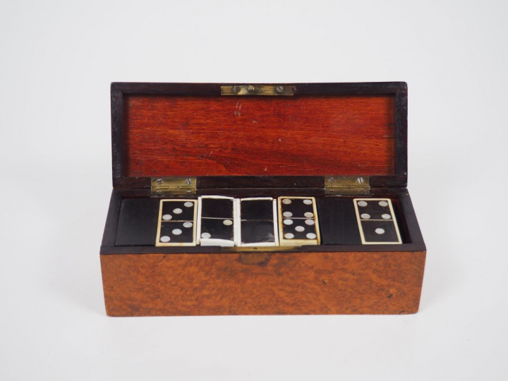 Elégant coffret à jeux de dominos en placage de loupe d'amboine et fil