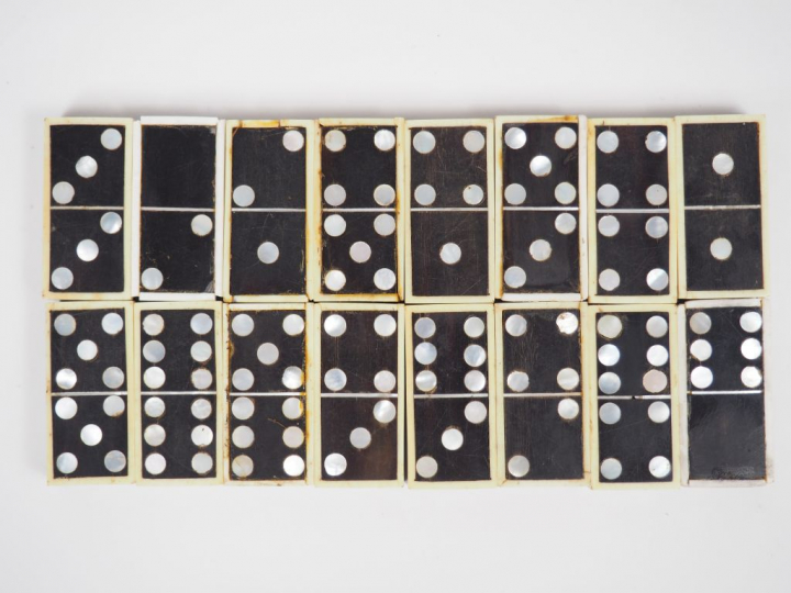 Elégant coffret à jeux de dominos en placage de loupe d'amboine et fil