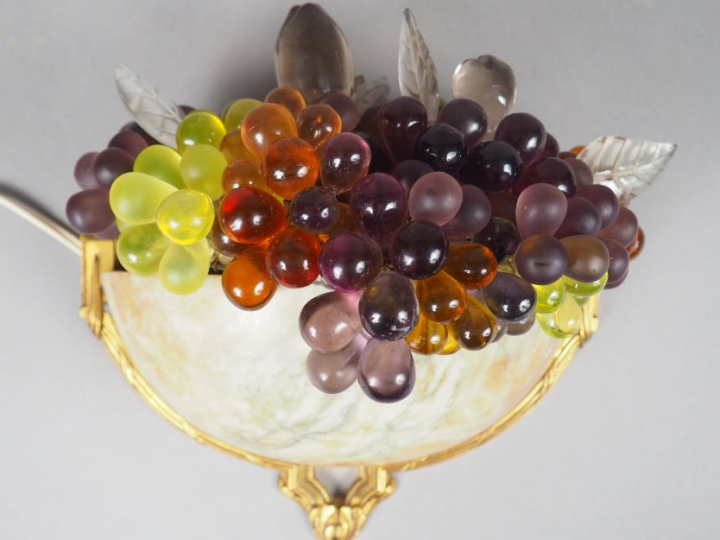 Applique 1940 de style Louis XVI en forme de corbeille de fruits en al