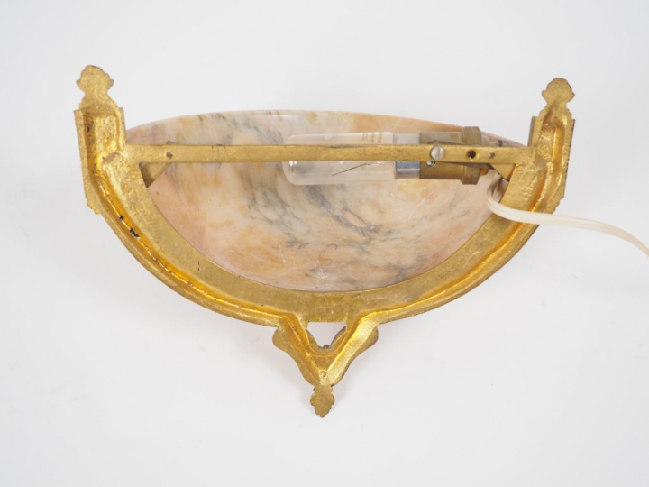 Applique 1940 de style Louis XVI en forme de corbeille de fruits en al