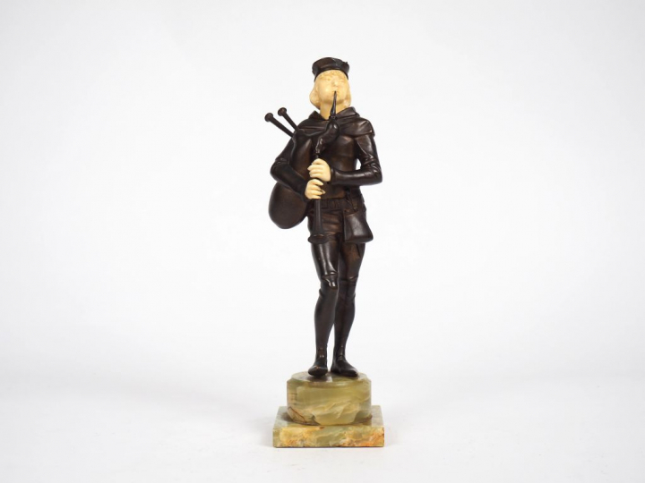 RIVET. "Joueur de Cornemuse". Sculpture chryséléphantine sur un socle 