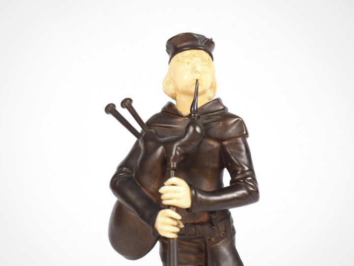 RIVET. "Joueur de Cornemuse". Sculpture chryséléphantine sur un socle 