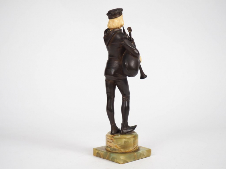 RIVET. "Joueur de Cornemuse". Sculpture chryséléphantine sur un socle 