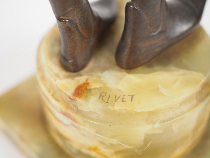 RIVET. "Joueur de Cornemuse". Sculpture chryséléphantine sur un socle 