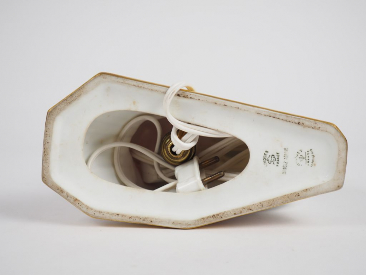 Veilleuse Art Déco en porcelaine polychrome de Limoges.  Dim.  14 x 17