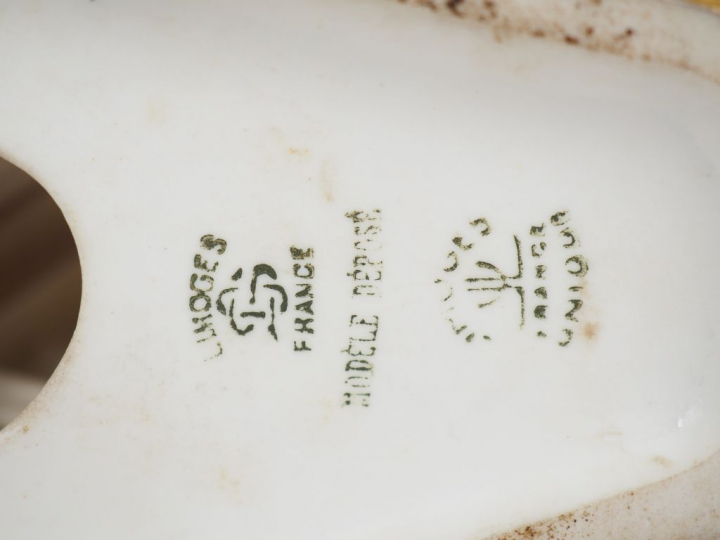 Veilleuse Art Déco en porcelaine polychrome de Limoges.  Dim.  14 x 17