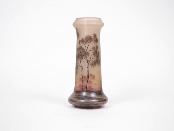 DAUM. Vase en verre à décor émaillé, dégagé à l'acide de bouleaux.  Si