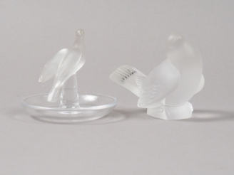 Vente aux enchères LALIQUE France. Baguier et un sujet en cristal "Oiseaux". Signés.