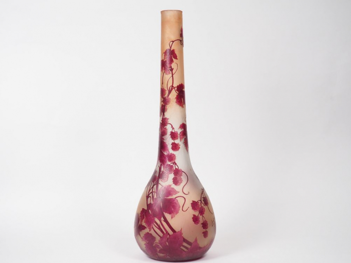 LEGRAS. Grand vase en verre à décor gravé en camée à l'acide de frambo