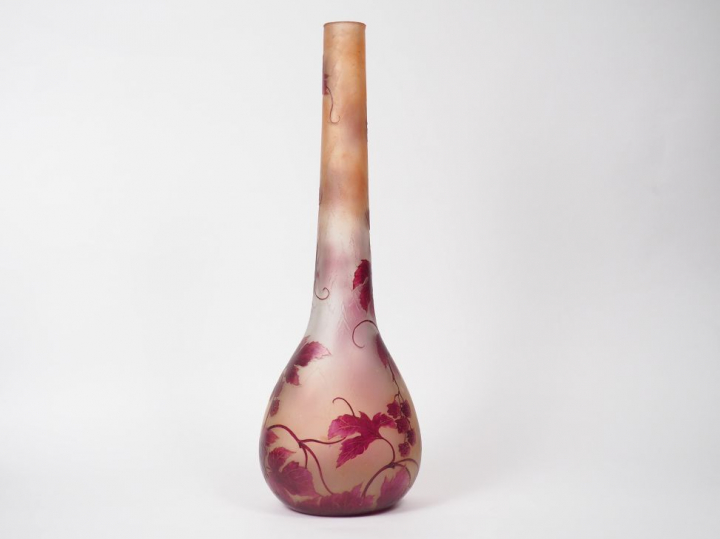 LEGRAS. Grand vase en verre à décor gravé en camée à l'acide de frambo