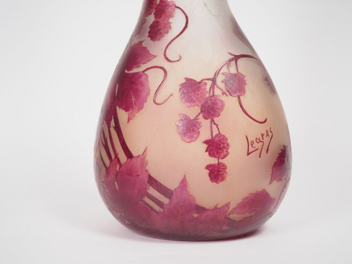 LEGRAS. Grand vase en verre à décor gravé en camée à l'acide de frambo