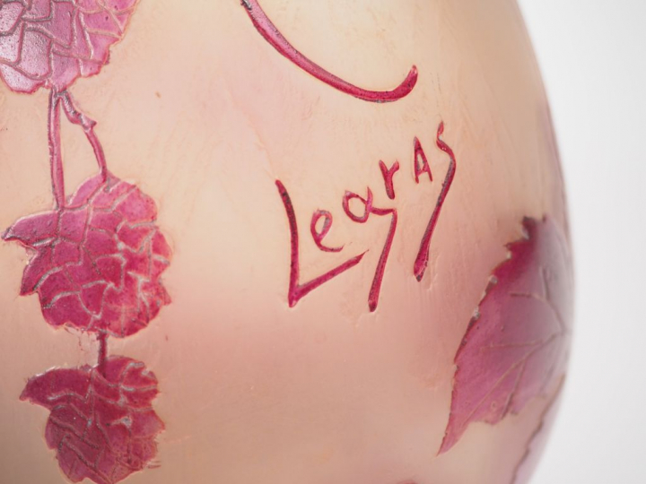 LEGRAS. Grand vase en verre à décor gravé en camée à l'acide de frambo