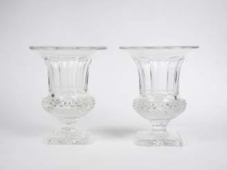 Vente aux enchères SAINT-LOUIS. Paire de vases Médicis en cristal.  Signés. H. 24,5 cm