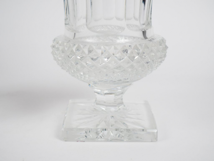 SAINT-LOUIS. Paire de vases Médicis en cristal.  Signés. H. 24,5 cm