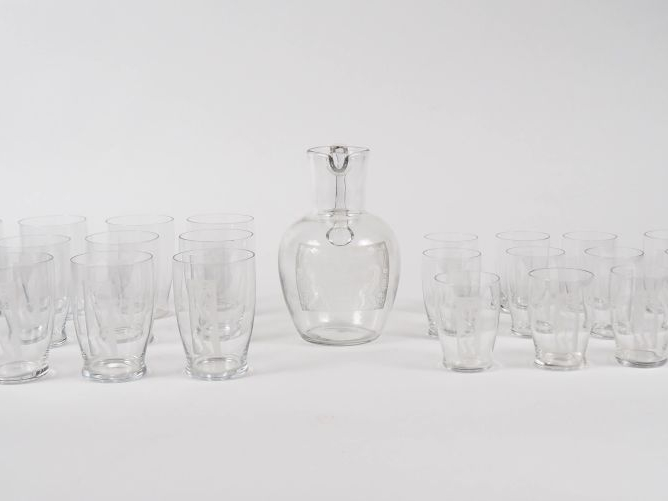 BACCARAT. Service "EROS" en cristal gravé comprenant : 12 verres à Bor