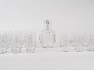 Vente aux enchères BACCARAT. Service "EROS" en cristal gravé comprenant : 12 verres à Bor
