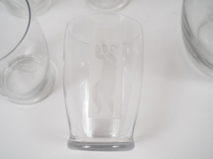 BACCARAT. Service "EROS" en cristal gravé comprenant : 12 verres à Bor