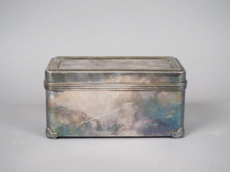 Vente aux enchères BOULENGER. Boite en métal argenté. Dim. 19,5 x 10 x 10 cm