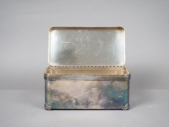BOULENGER. Boite en métal argenté. Dim. 19,5 x 10 x 10 cm