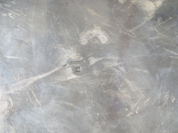 BOULENGER. Boite en métal argenté. Dim. 19,5 x 10 x 10 cm