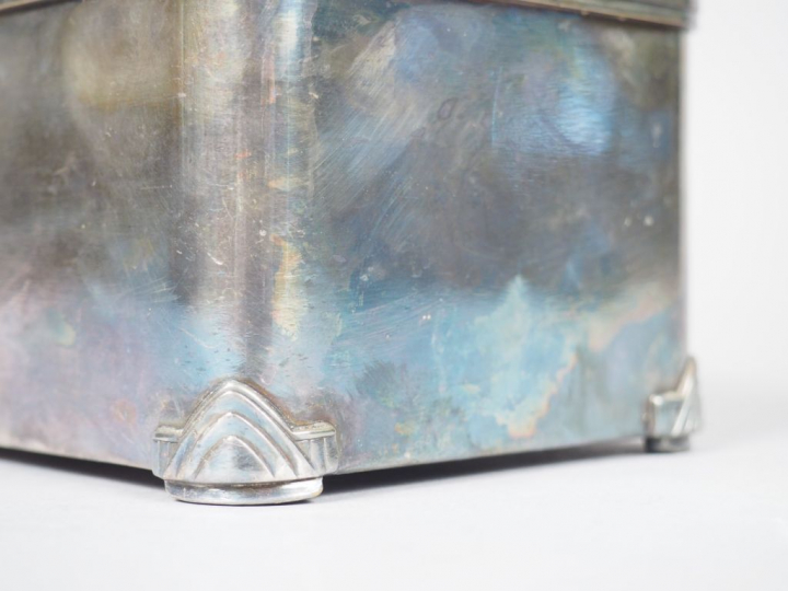 BOULENGER. Boite en métal argenté. Dim. 19,5 x 10 x 10 cm