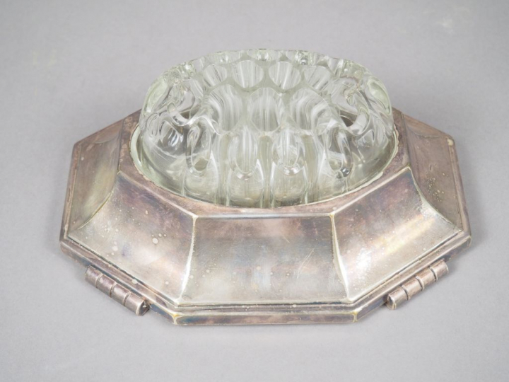 Centre de table pique fleurs en métal argenté et verre.