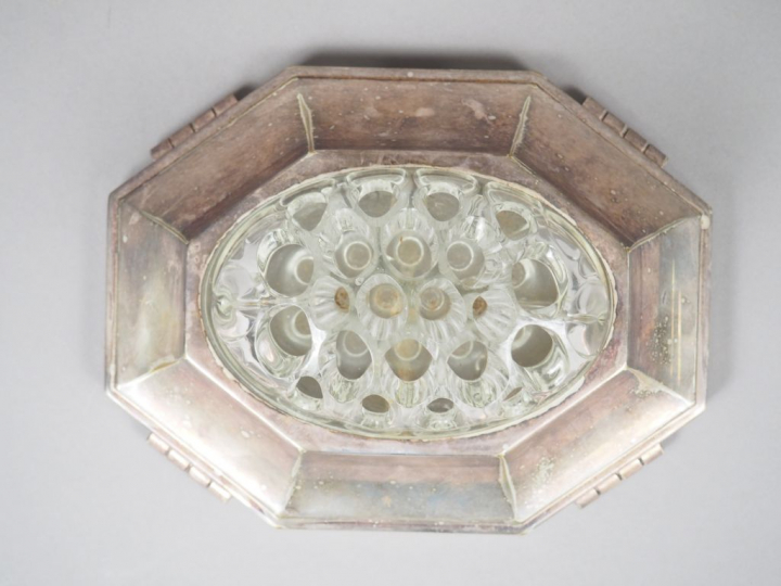 Centre de table pique fleurs en métal argenté et verre.