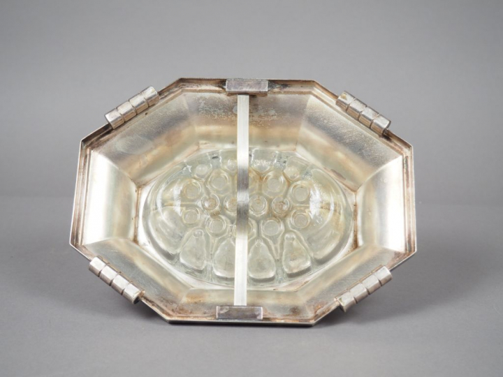 Centre de table pique fleurs en métal argenté et verre.