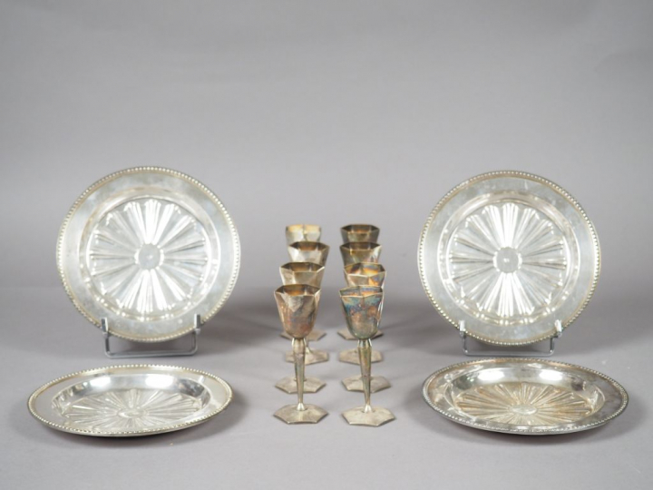 4 dessous de bouteilles et 8 verres à liqueur en métal argenté.