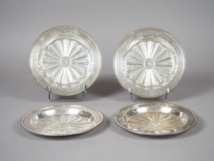 4 dessous de bouteilles et 8 verres à liqueur en métal argenté.