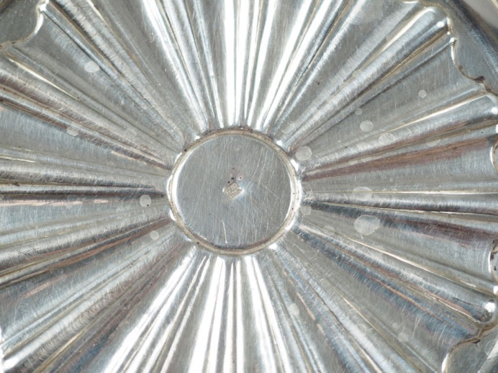 4 dessous de bouteilles et 8 verres à liqueur en métal argenté.