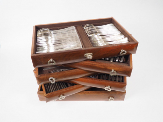 Vente aux enchères BOULENGER.  Ménagère en métal argenté de style Louis XVI à décor de ru