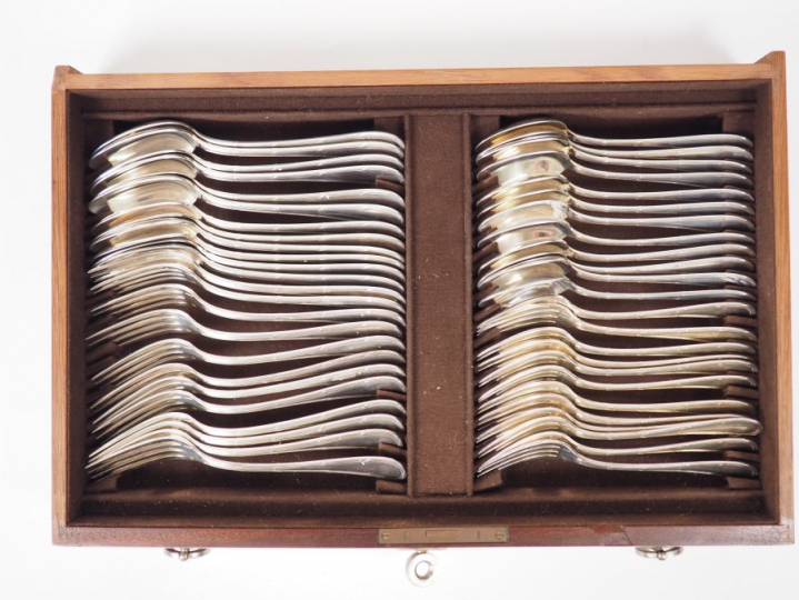 BOULENGER.  Ménagère en métal argenté de style Louis XVI à décor de ru