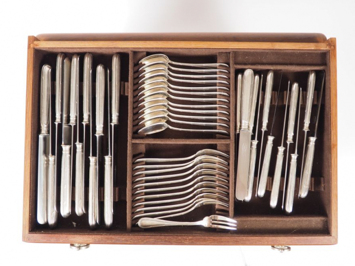 BOULENGER.  Ménagère en métal argenté de style Louis XVI à décor de ru