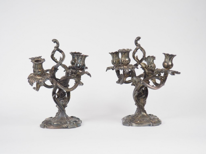 Paire de candélabres de style Rocaille en bronze argenté éclairant à q
