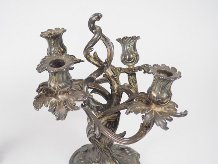 Paire de candélabres de style Rocaille en bronze argenté éclairant à q