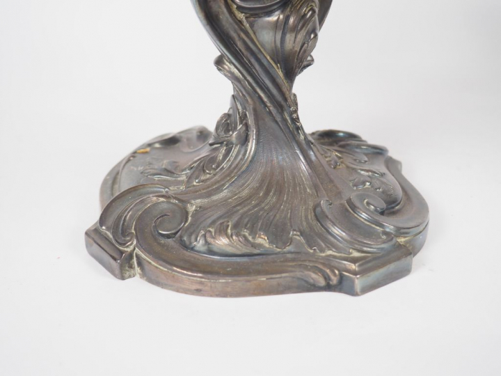 Paire de candélabres de style Rocaille en bronze argenté éclairant à q