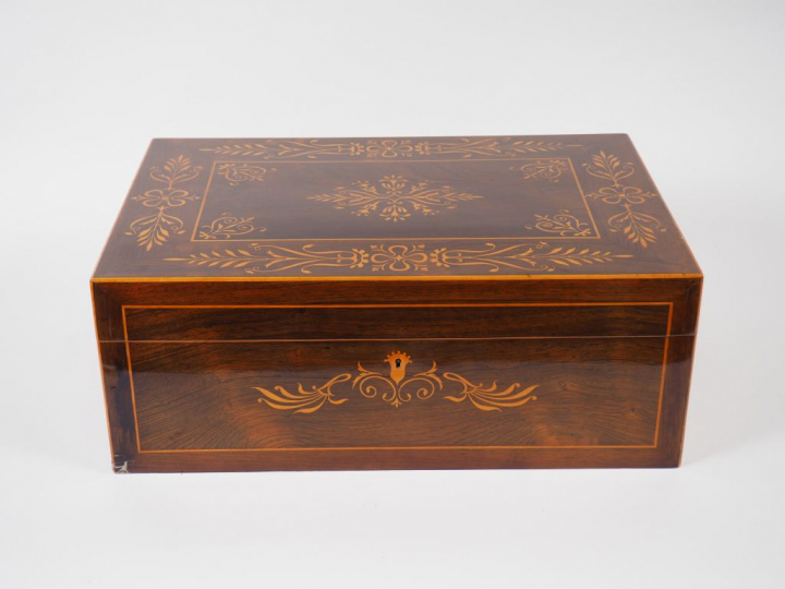 Coffre à châle Charles X en marqueterie de bois clair, à décor de fleu