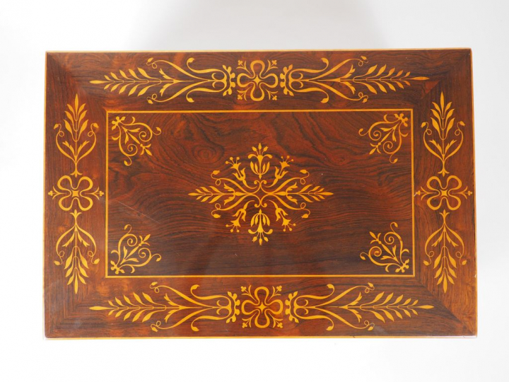 Coffre à châle Charles X en marqueterie de bois clair, à décor de fleu