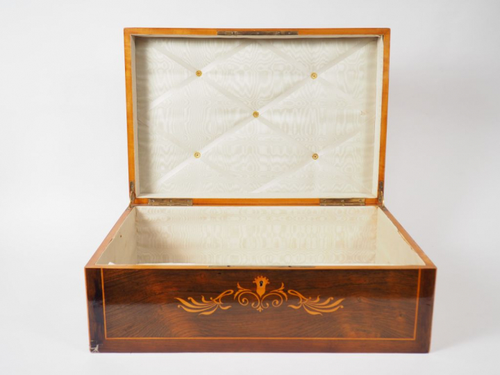 Coffre à châle Charles X en marqueterie de bois clair, à décor de fleu