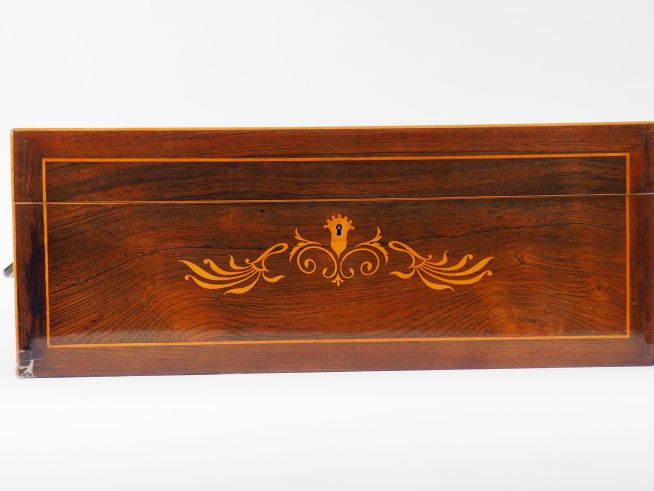 Coffre à châle Charles X en marqueterie de bois clair, à décor de fleu